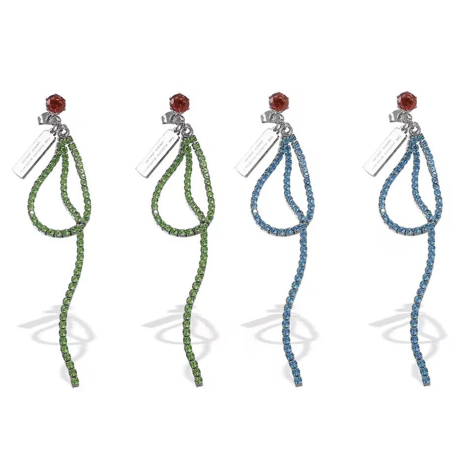 Náušnice stovky osobností z nehrdzavejúcej ocele